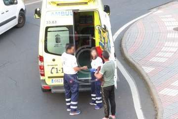 Un mujer evacuada en ambulancia tras sufrir una caída en San Juan (Foto TA)